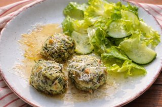 Bärlauch-Semmelknödel mit Salat