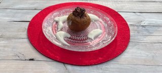 Bratapfel mit Preiselbeeren und Zimt-Sahne